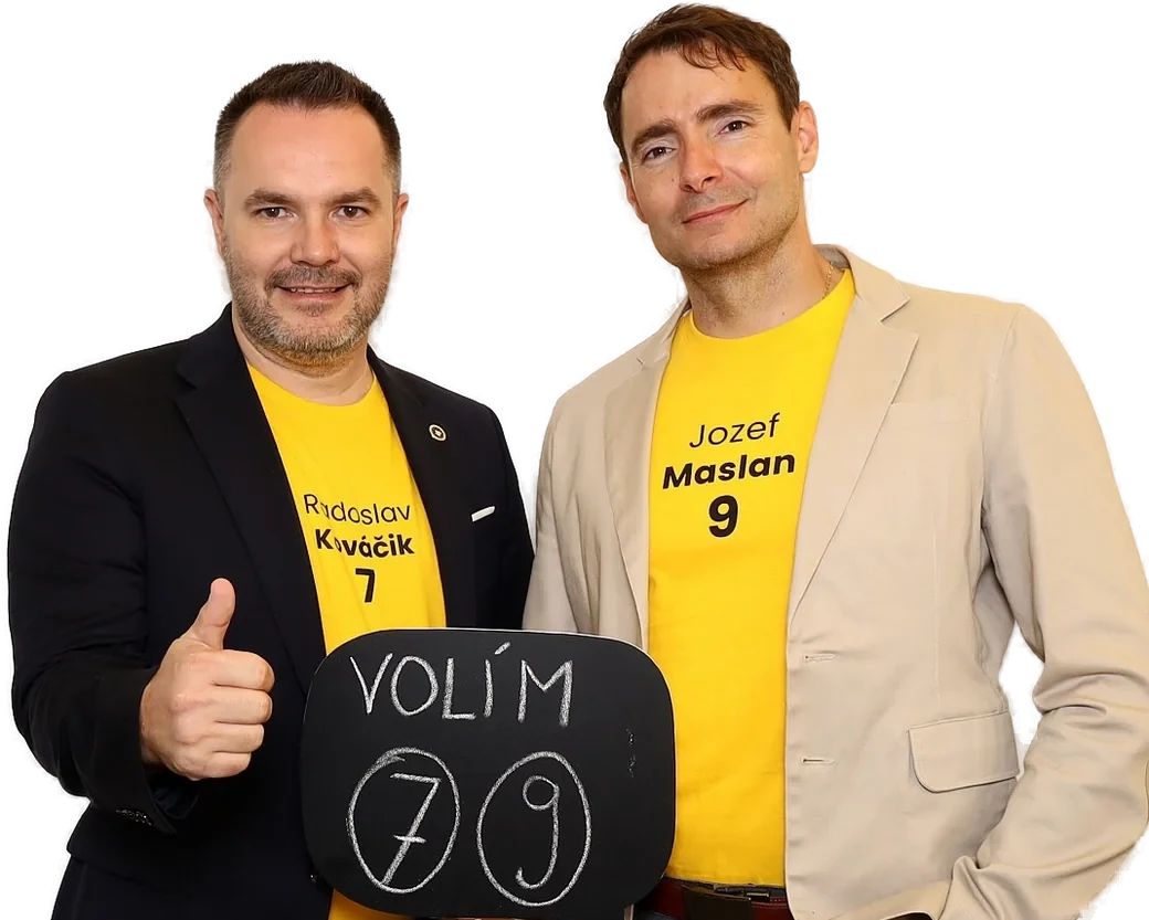 Radoslav Kováčik a spolukandidát Jozef Maslan s tabuľou Volím 7 a 9